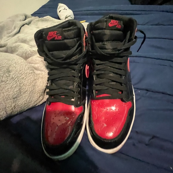 Jordan 1s size 9 used want to get rid of them no box - Picture 3 of 6